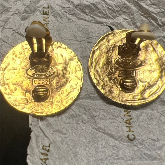 AUTHENTIC Vintage Hammered Button CHANEL CC Logo Circle #2853 Gold color Clip-On - Picture 10 of 13